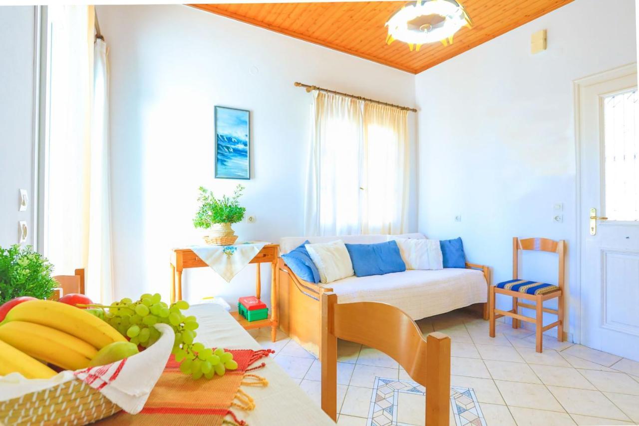 Theophilos Ena Apartament *